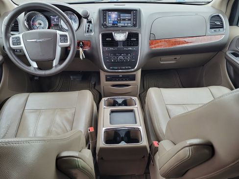 Used 2015 Chrysler Town & Country Touring-L w/ Driver Convenience Group image 12