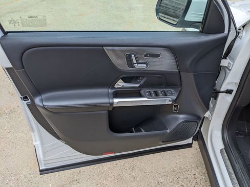 Used 2023 Mercedes-Benz GLB 250 4MATIC image 9