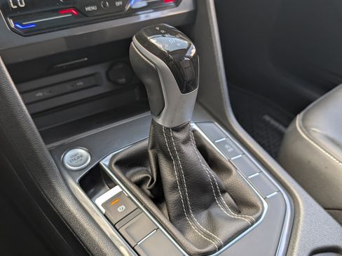 Used 2024 Volkswagen Tiguan SE w/ Panoramic Sunroof Package image 34