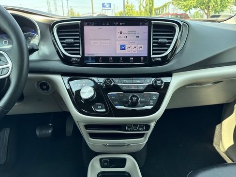 Used 2024 Chrysler Pacifica Touring-L FWD image 23