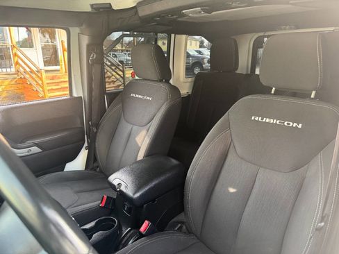 Used 2018 Jeep Wrangler Unlimited Rubicon w/ Connectivity Group image 10