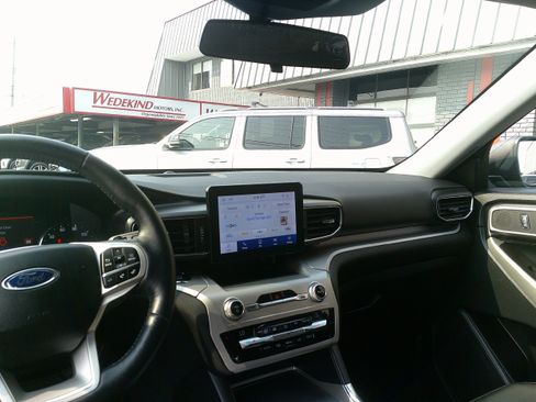 Used 2020 Ford Explorer XLT w/ Equipment Group 202A AWD/4WD image 21