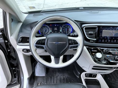 Used 2020 Chrysler Pacifica Limited FWD image 11