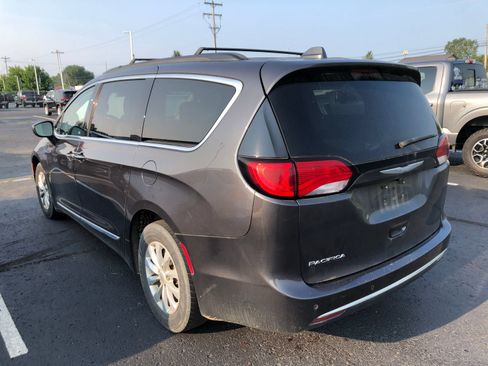 Used 2017 Chrysler Pacifica Touring-L FWD image 5