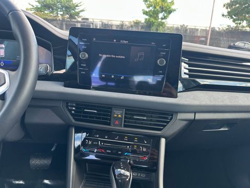 Used 2025 Volkswagen Jetta SE image 18