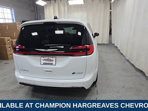 Used 2023 Chrysler Pacifica Touring-L FWD image 10