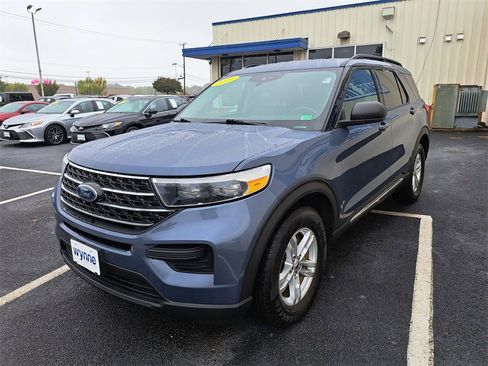 Used 2021 Ford Explorer XLT image 3