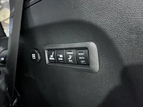 Used 2023 Chrysler Pacifica Limited w/ Uconnect Theater Family Group FWD image 6