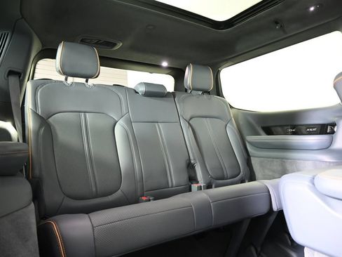 Used 2022 Jeep Grand Wagoneer Series II AWD/4WD image 15