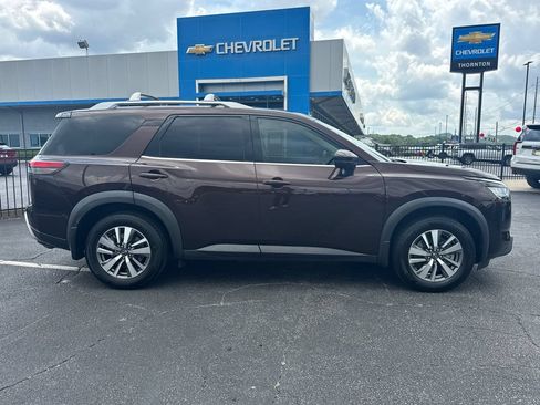 Used 2022 Nissan Pathfinder SL w/ SL Black Package FWD image 5