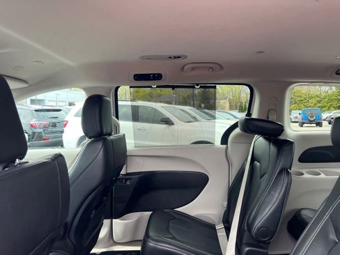 Used 2024 Chrysler Pacifica Touring-L FWD image 29