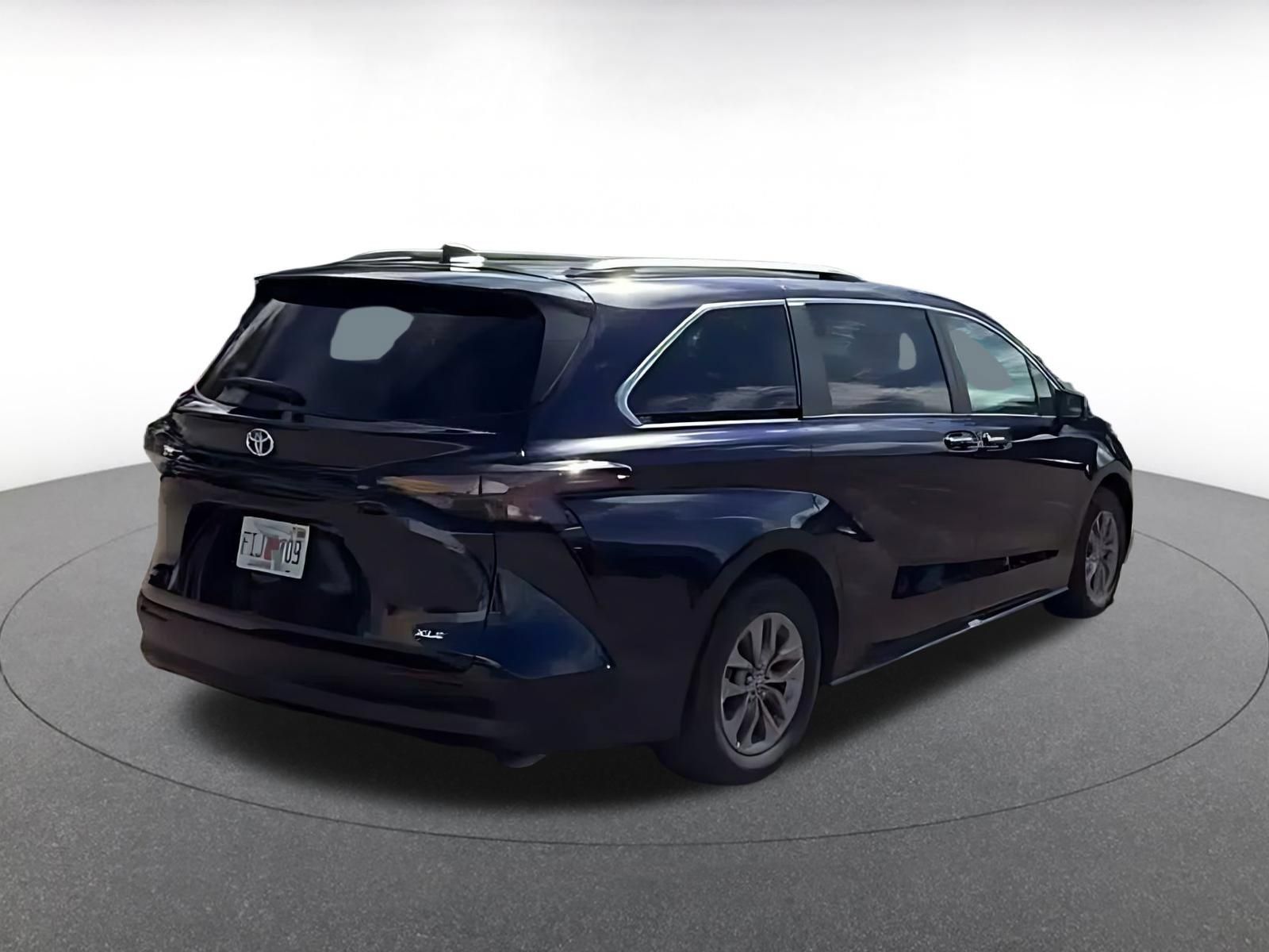 Used 2025 Toyota Sienna XLE FWD image 12