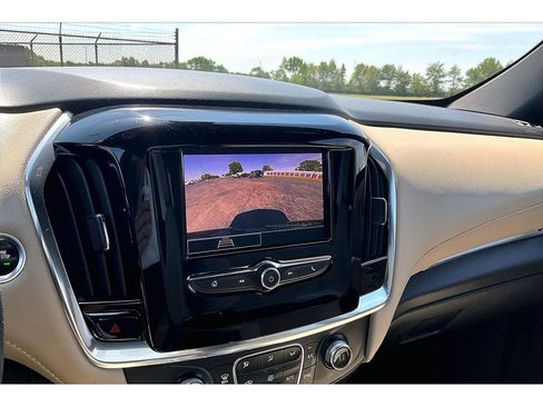 Used 2022 Chevrolet Traverse LS AWD/4WD image 23