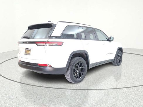 Used 2024 Jeep Grand Cherokee Altitude image 8