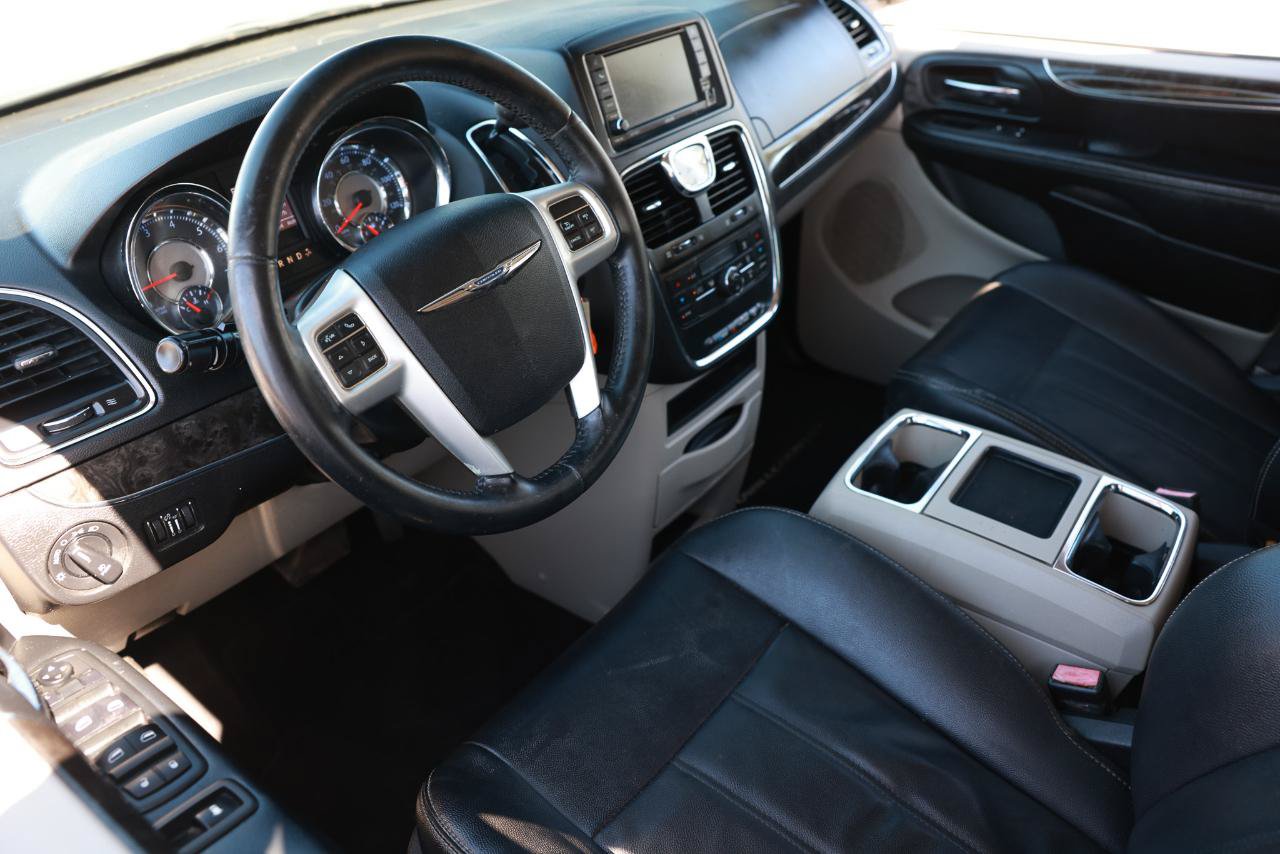 Used 2015 Chrysler Town & Country Touring FWD image 4