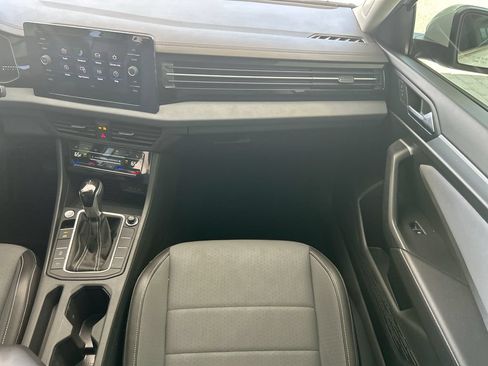 Certified 2025 Volkswagen Jetta SE FWD image 33