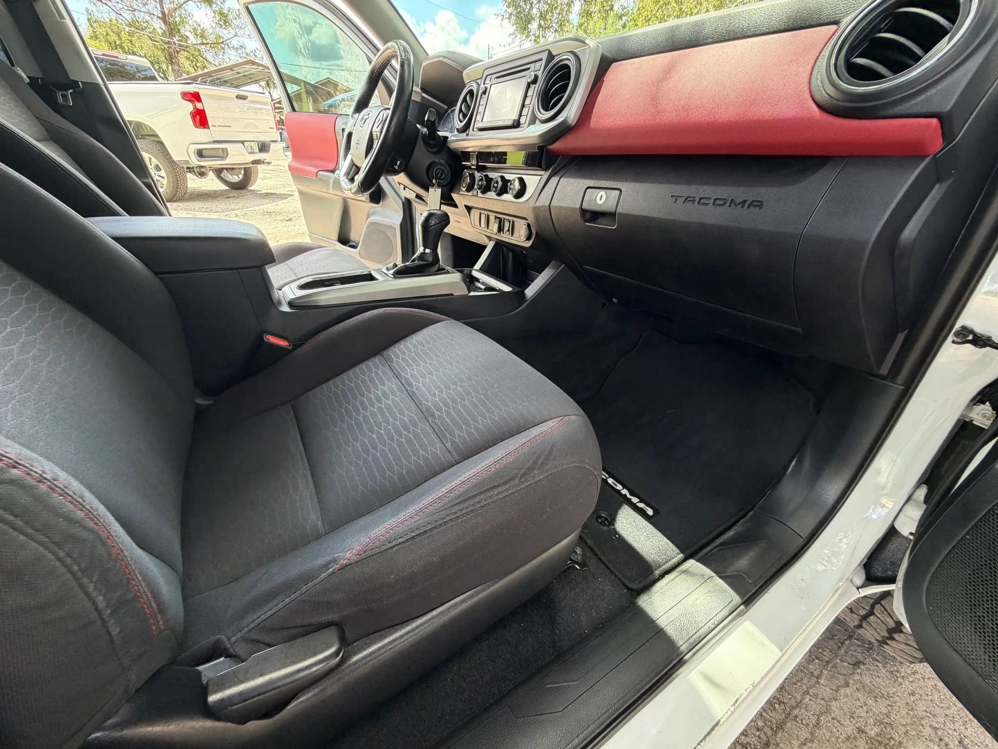 Used 2018 Toyota Tacoma SR5 AWD/4WD image 13
