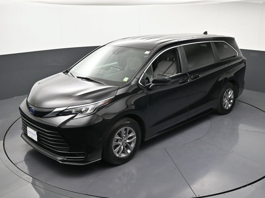 Used 2025 Toyota Sienna LE AWD/4WD image 17