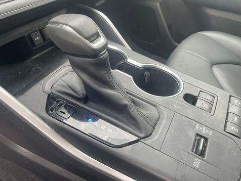 Used 2020 Toyota Highlander XLE image 9