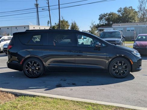 Used 2020 Chrysler Pacifica Limited w/ Quick Order Package 27H Red S image 4