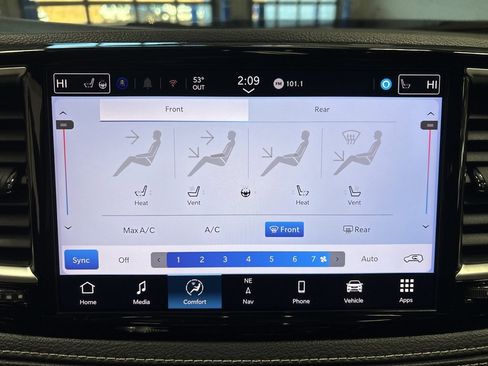 Used 2025 Chrysler Pacifica Limited image 18