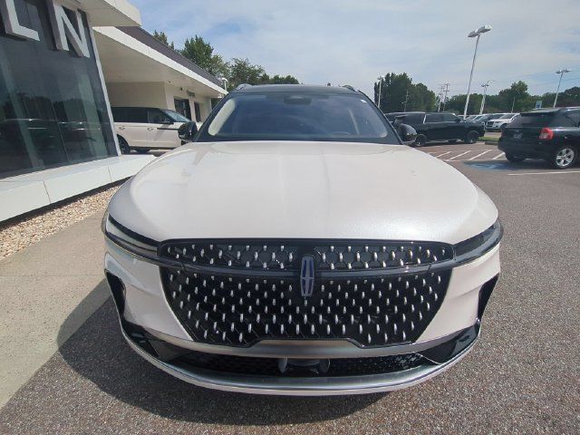 Used 2025 Lincoln Nautilus Reserve AWD/4WD image 11