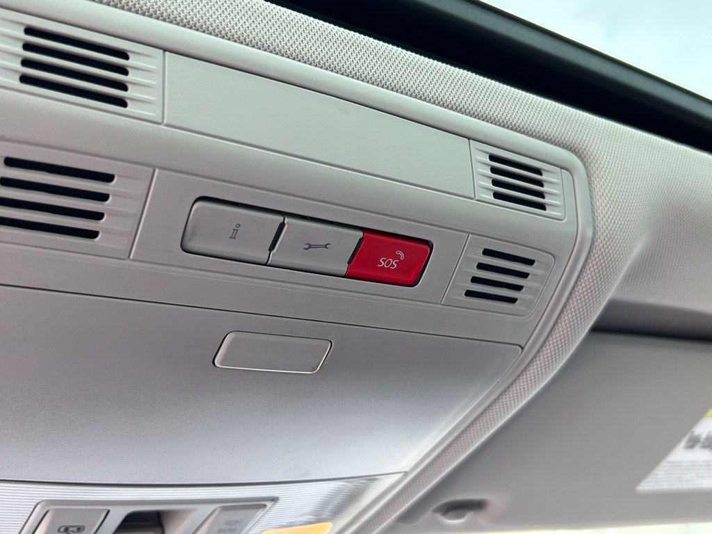 Used 2023 Volkswagen Jetta SE w/ Panoramic Sunroof Package FWD image 32