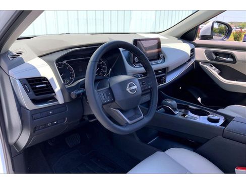 Used 2025 Nissan Rogue SV w/ SV Premium Package AWD/4WD image 13