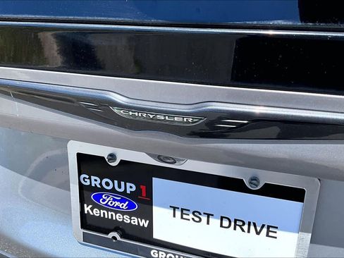 Used 2019 Chrysler Pacifica Touring Plus w/ S Appearance Package FWD image 10