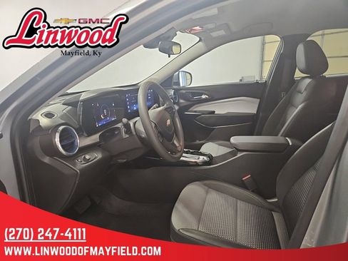 Used 2025 Chevrolet Trax LT FWD image 11