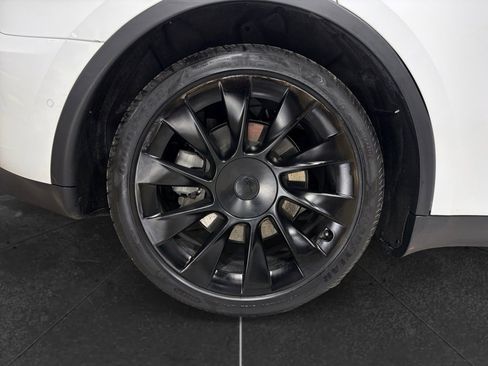 Used 2022 Tesla Model Y Long Range image 32