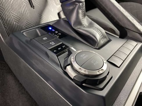 Used 2025 Toyota Tacoma SR5 AWD/4WD image 23