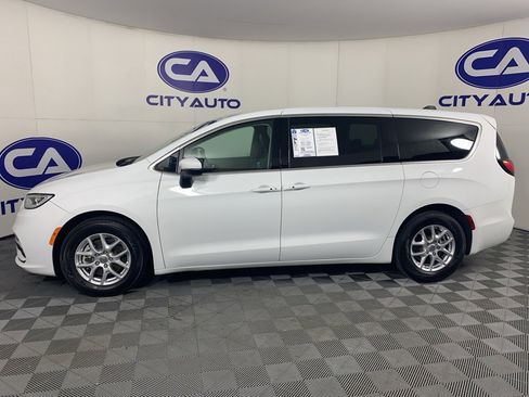 Used 2023 Chrysler Pacifica Touring-L image 6