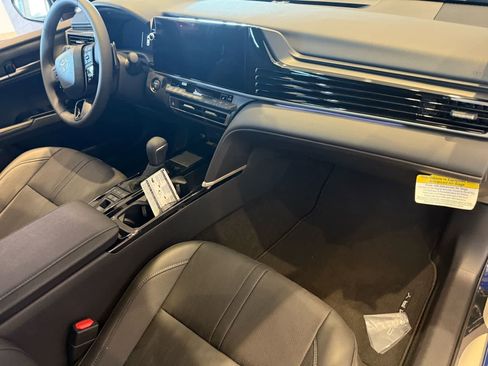 New 2025 Toyota Camry Hybrid FWD image 4