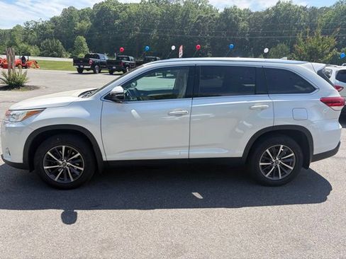 Used 2019 Toyota Highlander XLE AWD/4WD image 31
