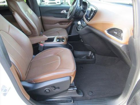 Used 2017 Chrysler Pacifica Limited FWD image 10