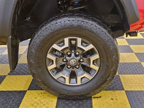 Used 2019 Toyota Tacoma TRD Off-Road w/ Technology Package image 9