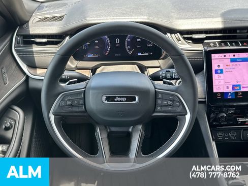 Used 2025 Jeep Grand Cherokee Limited AWD/4WD image 29