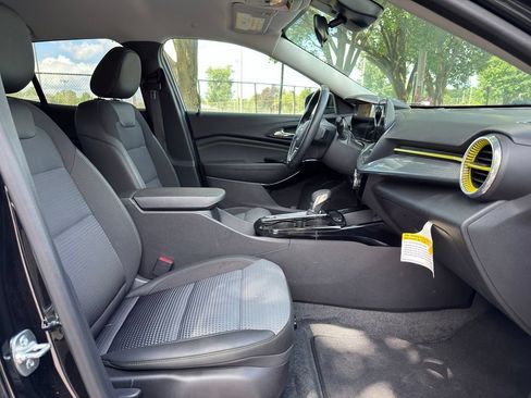 Used 2024 Chevrolet Trax LT w/ LT Convenience Package FWD image 29