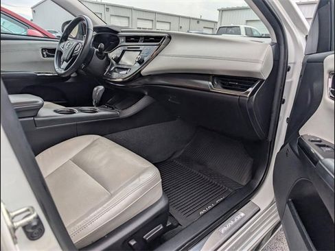 Used 2018 Toyota Avalon Limited image 24