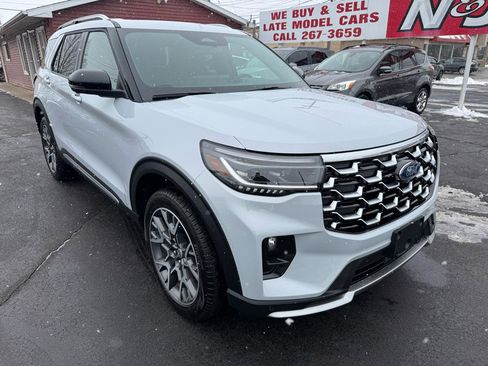 Used 2025 Ford Explorer Platinum w/ Ultimate Package image 3