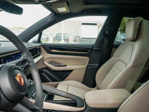 Certified 2025 Porsche Macan Electric image 22