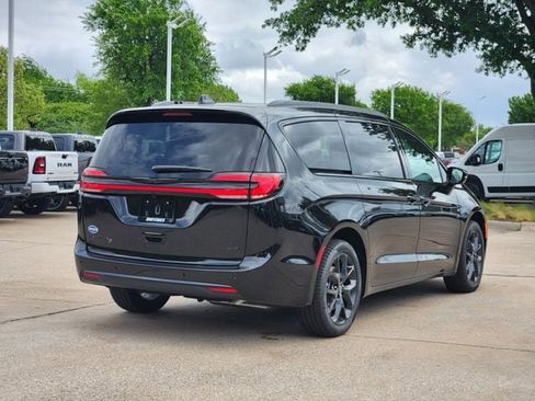 New 2026 Chrysler Pacifica Select image 3
