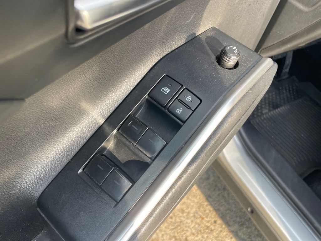 Used 2022 Toyota Highlander XLE AWD/4WD image 9