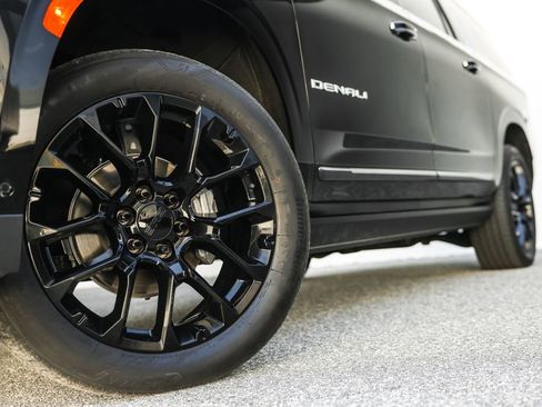 Used 2023 GMC Yukon XL Denali Ultimate image 11