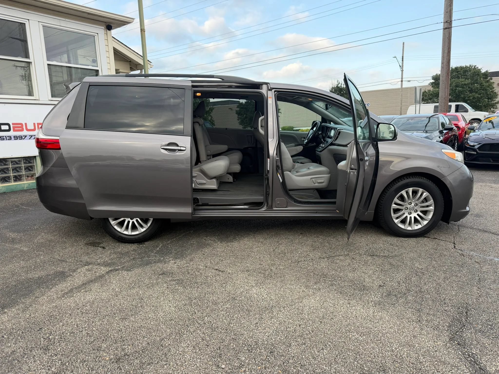 Used 2017 Toyota Sienna XLE Premium FWD image 24