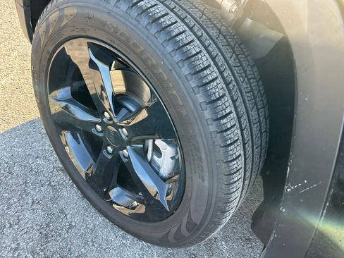 Used 2025 Jeep Grand Cherokee L Limited w/ Black Appearance Package image 28