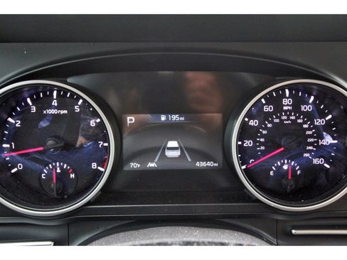 Used 2024 Kia Carnival LX FWD image 16