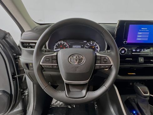 Used 2025 Toyota Highlander XLE FWD image 18