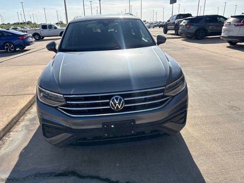 Used 2024 Volkswagen Tiguan SE FWD image 2